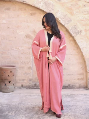 Abaya rose en tissu Hayek brodé