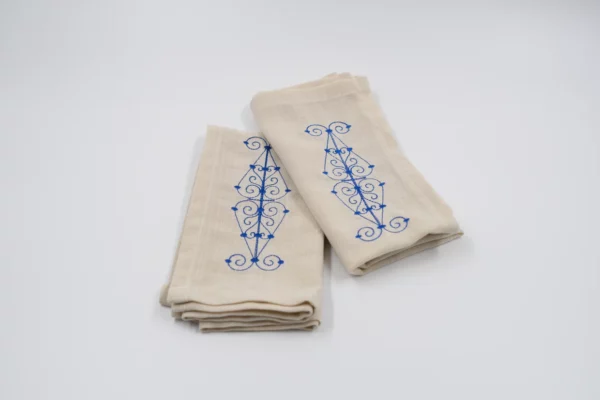 serviette de table motif fer forgé