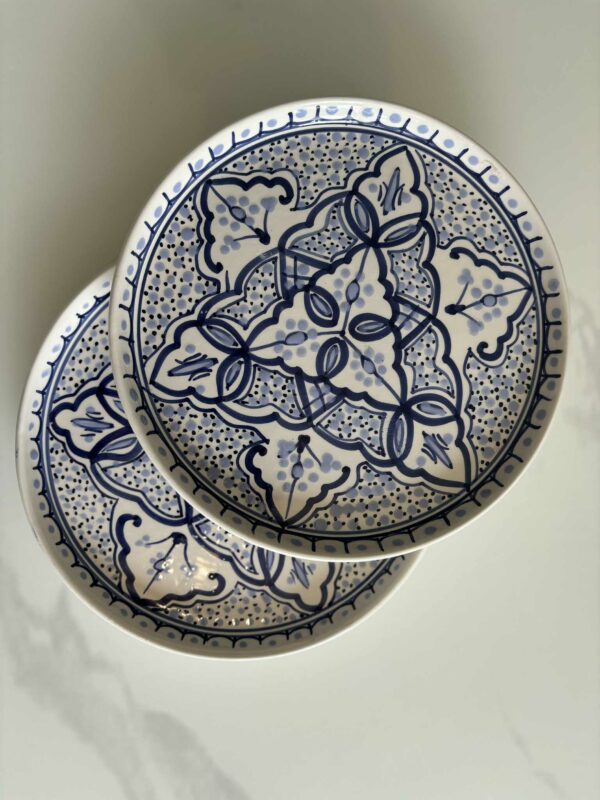 2d24e1eb-b819-46c2-8147-b8adc41854a1 Assiette en céramique artisanale